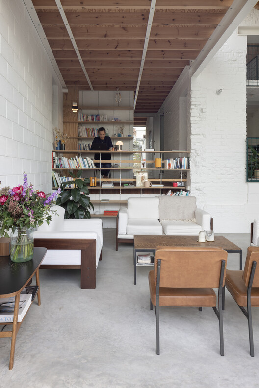 BRDN House Transformation / Bauclub - Интерьерная фотография, Стол, Балка, Стул