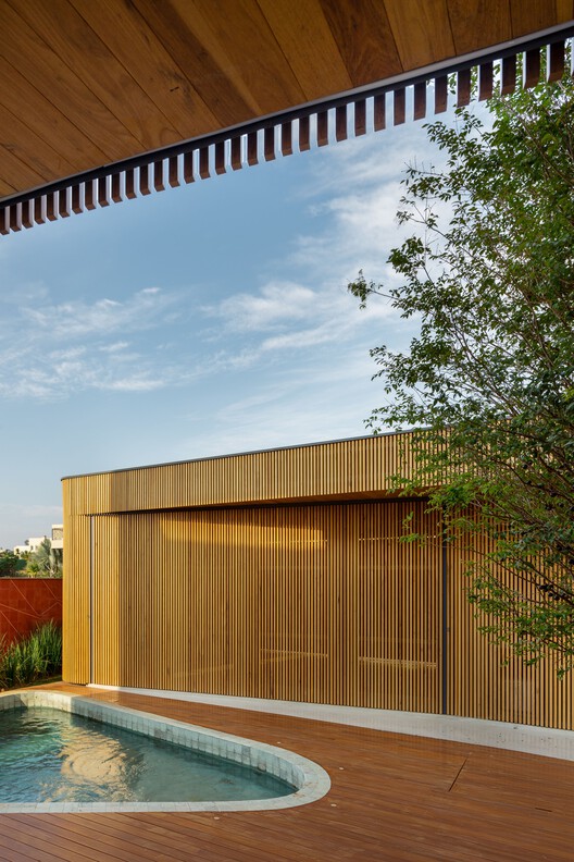 Mandacaru House / Arquitetura Nacional - Наружная фотография, Фасад, Ванна, Внутренний двор