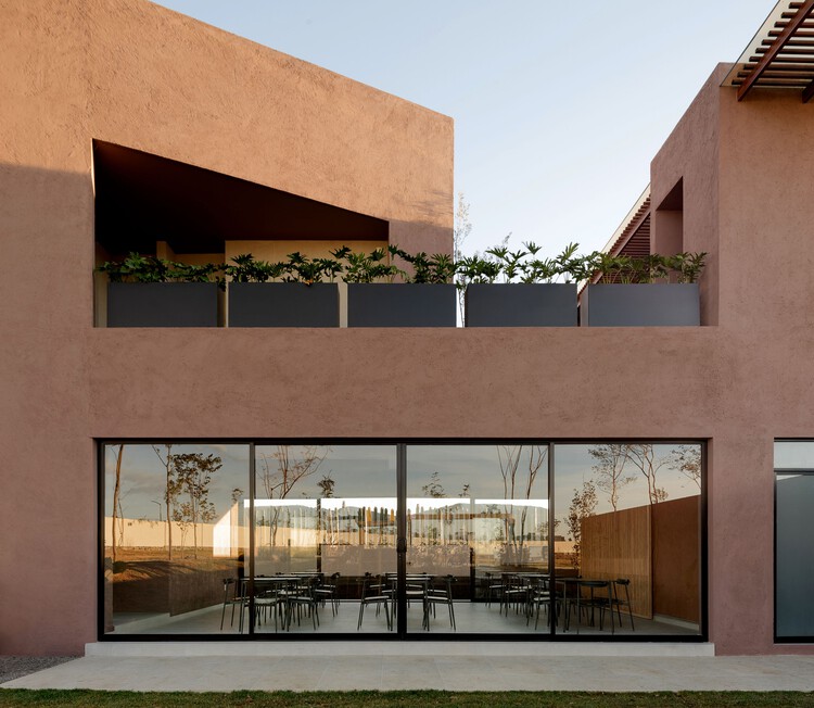Hull Mexico Park Clubhouse / MXTAD - Экстерьерная фотография, Фасад, Окна