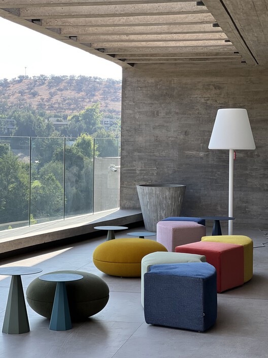 Casalema House / Gonzalo Mardones V Arquitectos - Интерьерная фотография, Гостиная, Стол, Освещение, Окна