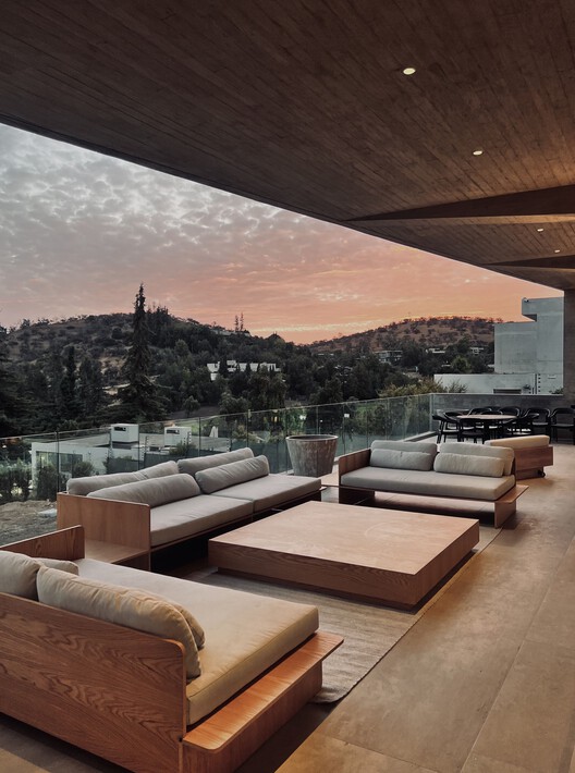 Casalema House / Gonzalo Mardones V Arquitectos - Внутренняя фотография, Гостиная, Диван, Стол, Палуба, Балка, Патио
