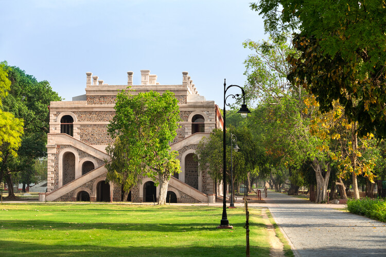   Red Fort Center / Design Factory India - Экстерьерная фотография, фасад, аркада
