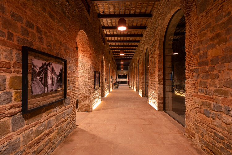   Red Fort Center / Design Factory India - Интерьерная фотография, Кирпич