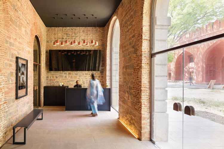   Red Fort Center / Design Factory India - Интерьерная фотография, кирпич, арка, аркада