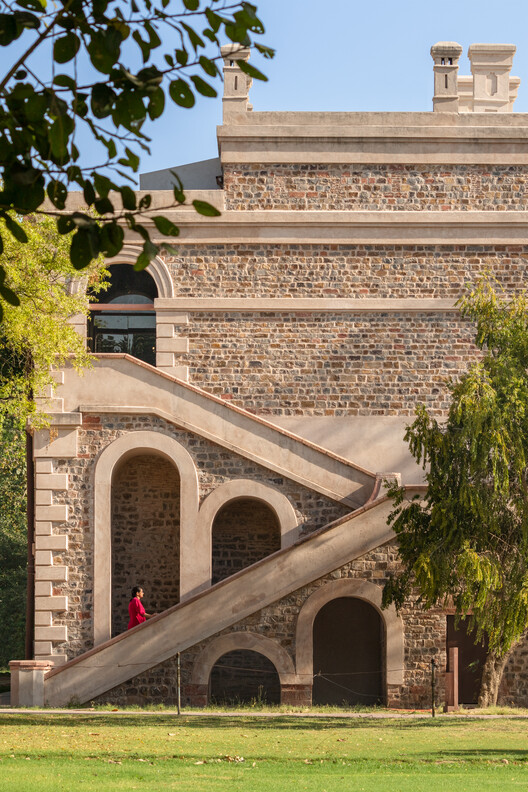   Red Fort Center / Design Factory India - Экстерьерная фотография, Кирпич, Фасад, Окна, Арка, Аркада