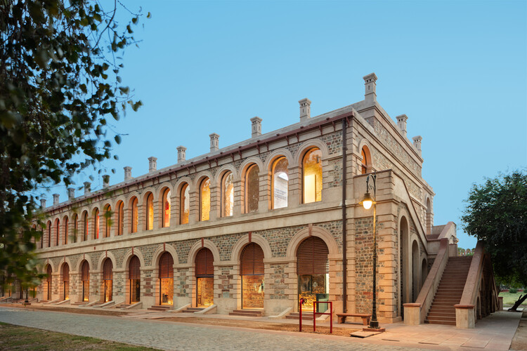   Red Fort Center / Design Factory India - Экстерьерная фотография, Окна, Фасад, Арка, Аркада