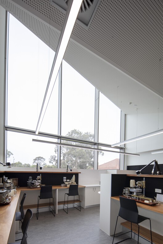 Центр сообщества Nunawading / fjcstudio - Интерьерная фотография, кухня, стол, окна, стул, балка