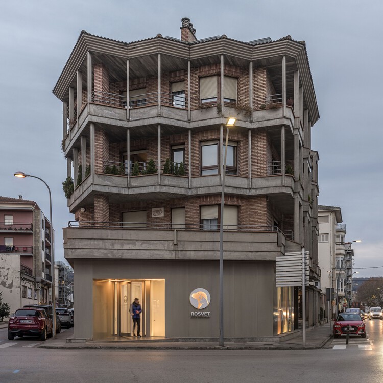 Ветеринарная клиника Россвет / VIDA Arquitectura - Экстерьерная фотосъемка, Окна, Фасад
