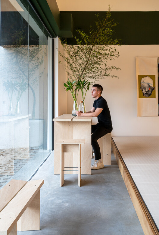 Академия джиу-джитсу Оден / 0E1 Arquitetos - Интерьерная фотография, Стол