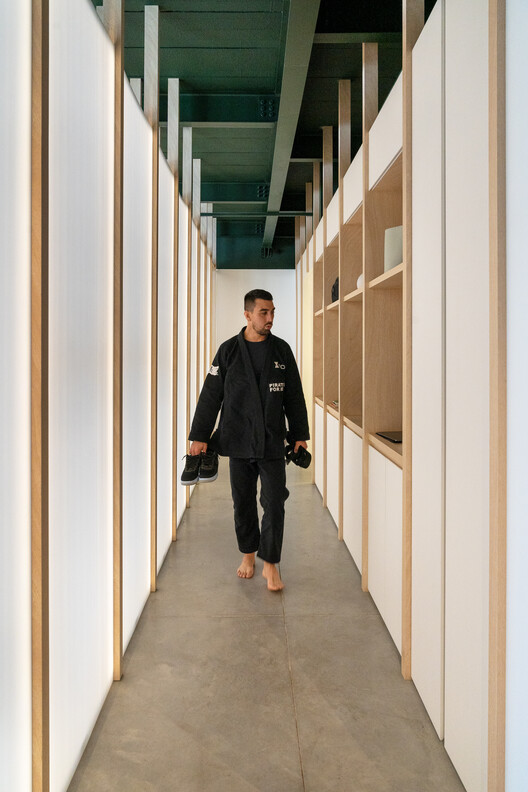 Академия джиу-джитсу Оден / 0E1 Arquitetos - Интерьерная фотография, Гардероб