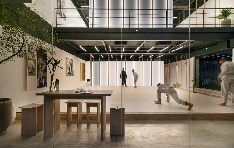 Академия джиу-джитсу Оден / 0E1 Arquitetos - Интерьерная фотография, Кухня, Стол