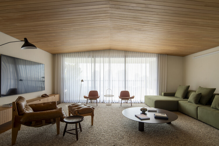 Ariramba Apartment / Estúdio BRA Arquitetura - Интерьерная фотография, Гостиная, Диван, Стол, Стул