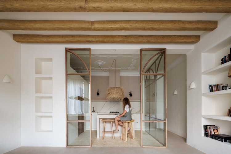 Brisa Home / Volca Interiores - Интерьерная фотография, Стеллаж, Балка, Стул