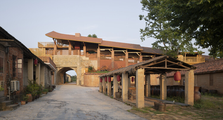 Doumu Dragon Kiln и ICH Lounge в Qianshan, Anhui / Greyspace Architects - экстерьерная фотография, фасад, балка, аркада