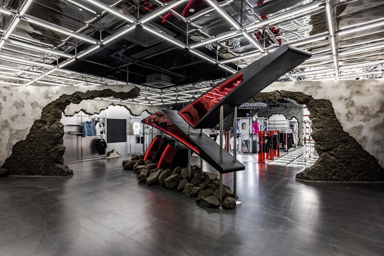 Флагманский магазин Reebok / Лаборатория дизайна NiiiZ - Интерьерная фотография, Луч