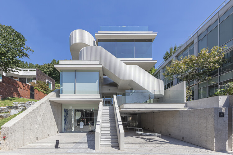 Comfort Seoul / Boundless - Экстерьерная фотография, Лестница, Фасад