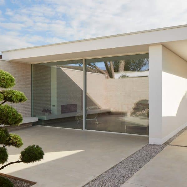Ström Architects создает «монастырский» Case House в Челтнеме.
