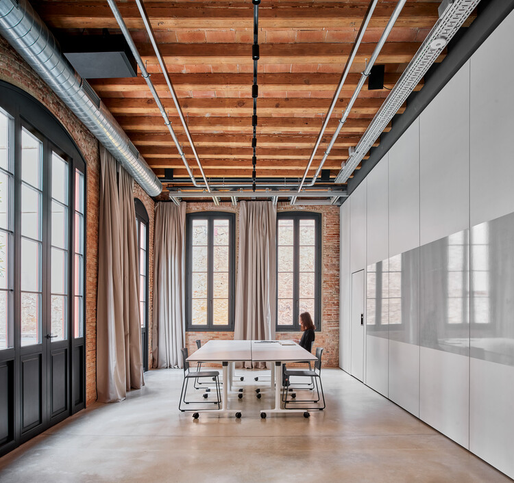 Офисы Фонда Бофилла / GCA Architects - Интерьерная фотография, Стол, Окна, Балка, Фасад