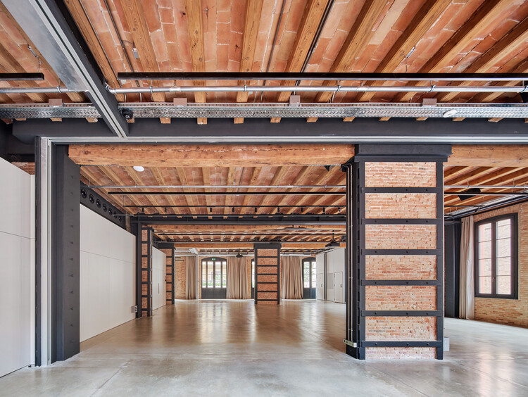 Офисы Фонда Бофилла / GCA Architects - Внутренняя фотография, Балка, Кирпич, Фасад, Колонна