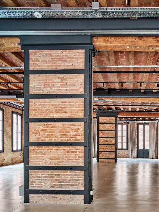 Офисы Фонда Бофилла / GCA Architects - Внутренняя фотография, Кирпич, Фасад, Балка, Окна