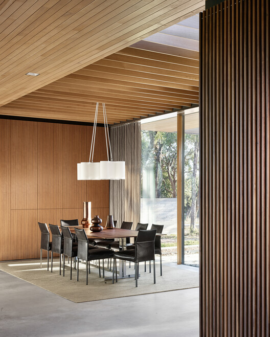 Cuernavaca Residence / Alterstudio Architecture - Интерьерная фотография, Столовая, Стол, Стул, Окна, Балка
