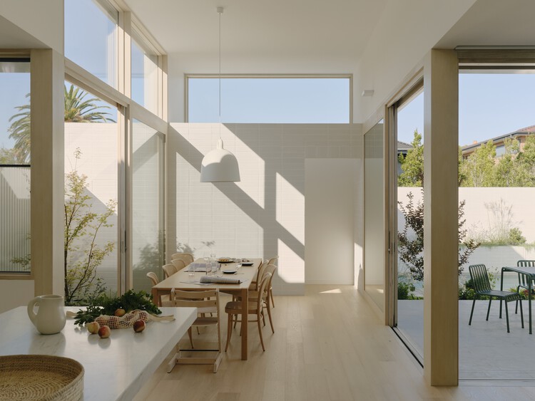 Wheatland House / Tom Robertson Architects - Интерьерная фотография, Столовая, Стол, Окна, Стул, Балка