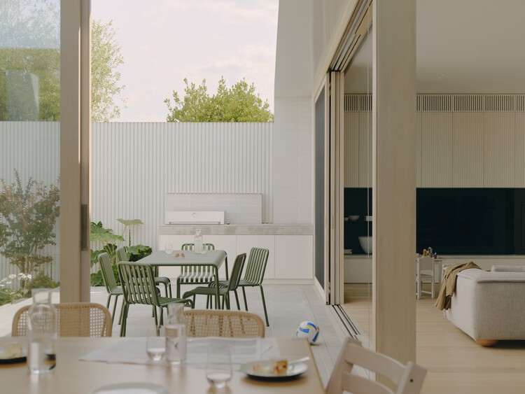 Wheatland House / Tom Robertson Architects - Интерьерная фотография, Столовая, Стол, Стул, Окна