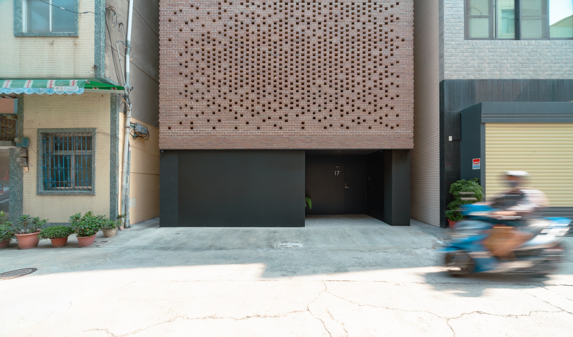 The Veil House / Бумажная ферма