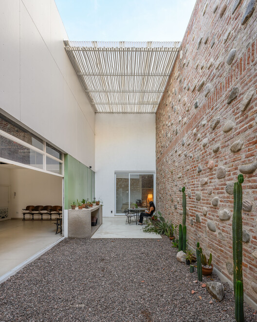 Documenta House / Estudio Palacios - Внутренняя фотография, Фасад, Двор