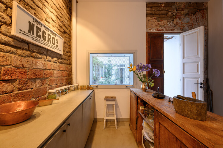 Documenta House / Estudio Palacios - Интерьерная фотография, Кухня, Столешница, Окна, Раковина, Балка