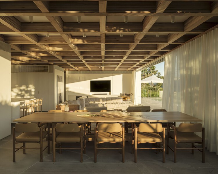 Lua House / Arquitetura Nacional - Интерьерная фотография, Столовая, Стол, Балка