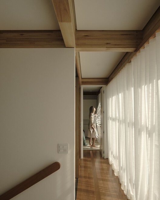 Lua House / Arquitetura Nacional - Интерьерная фотография, дверь, колонна