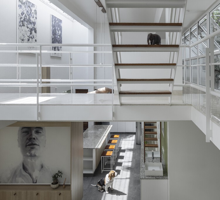 Завуалированный дом / Gaurav Roy Choudhury Architects GRCA - Внутренняя фотография, фасад, перила