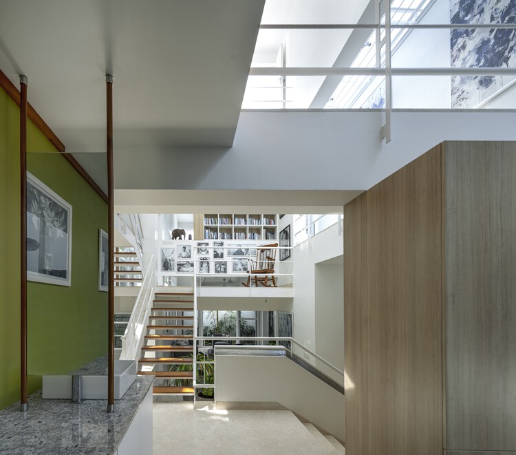 Завуалированный дом / Gaurav Roy Choudhury Architects GRCA - Внутренняя фотография, фасад, перила
