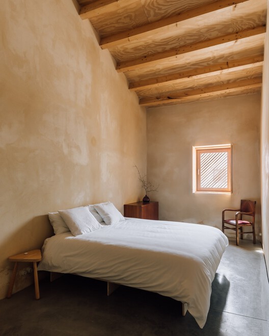 Quintal House / Miguel Marcelino - Интерьерная фотография, Спальня, Кровать, Окна, Балка