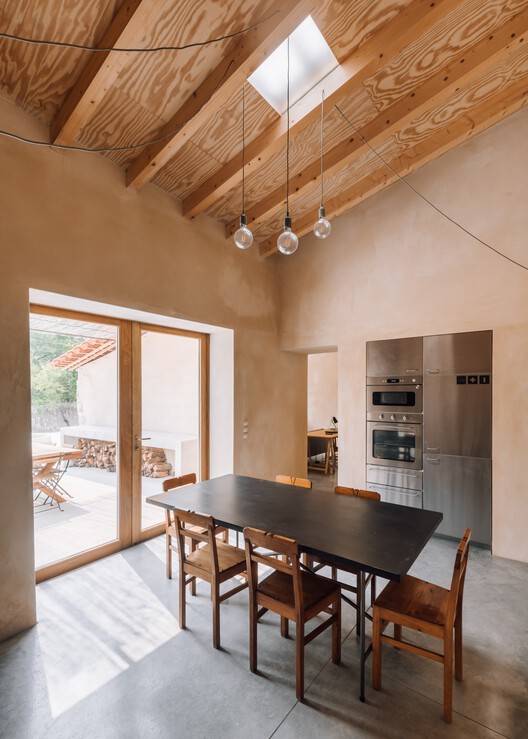 Quintal House / Miguel Marcelino - Интерьерная фотография, Стол, Балка, Стул, Окна
