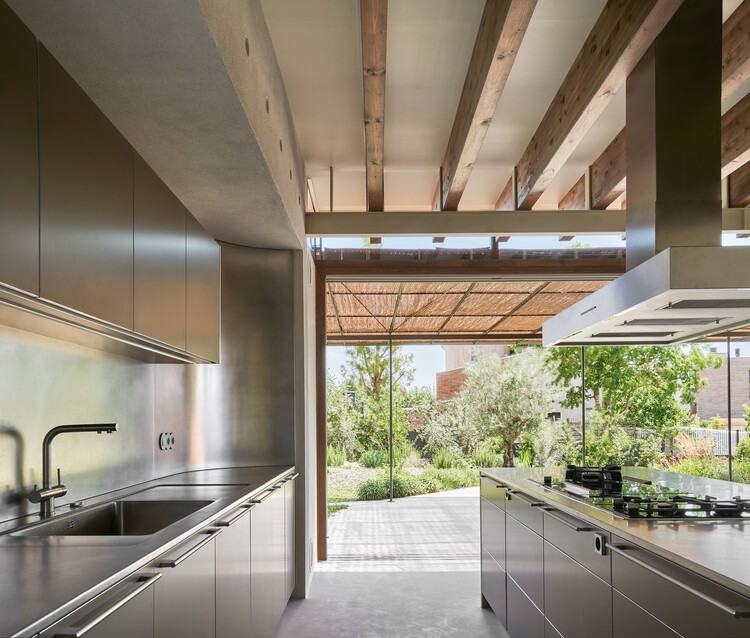 Llor House / Jorge Vidal Studio - Интерьерная фотография, Кухня, Столешница, Окна, Фасад, Раковина, Балка