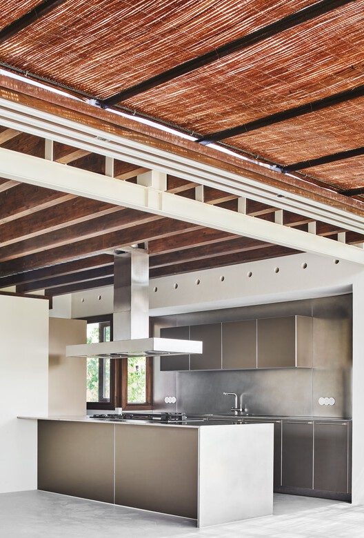 Llor House / Jorge Vidal Studio - Интерьерная фотография, Кухня, Столешница, Окна, Балка, Фасад
