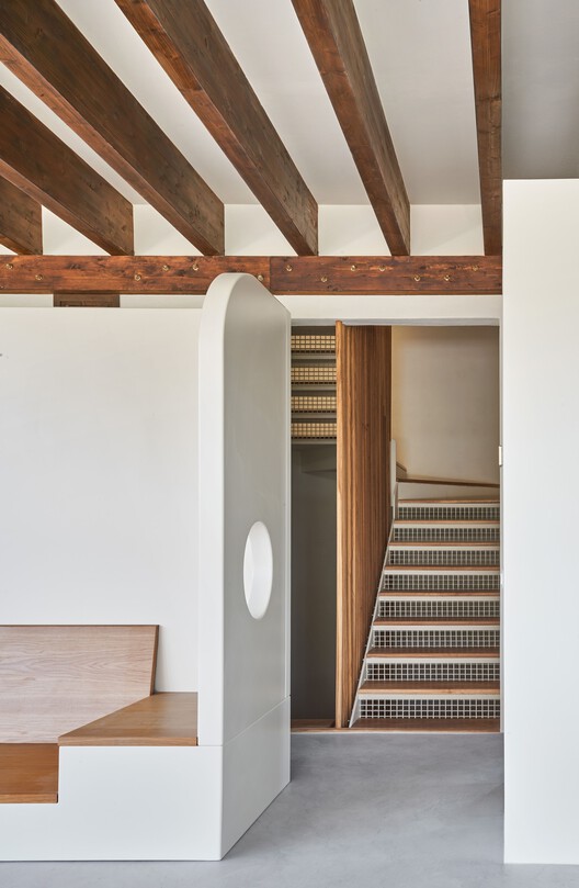 Llor House / Jorge Vidal Studio - Интерьерная фотография, Балка, Перила