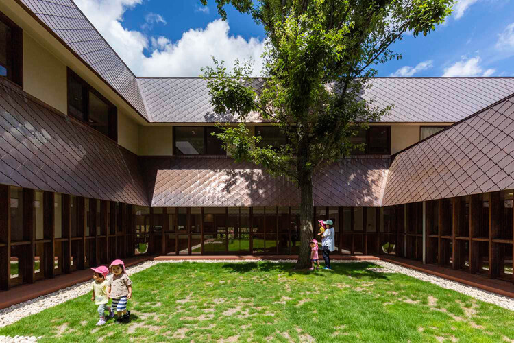 SLP Center Arc Питомник / HIBINOSEKKEI + FUKUSHIKEN - Экстерьерная фотография, Фасад, Сад