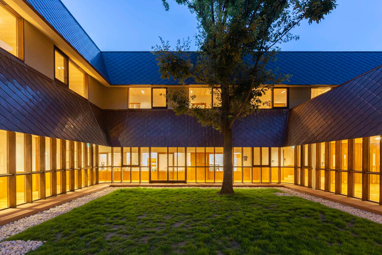 SLP Center Arc Питомник / HIBINOSEKKEI + FUKUSHIKEN - Экстерьерная фотография, Фасад, Двор