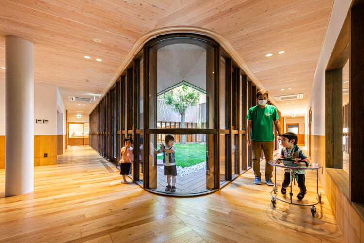 SLP Center Arc Питомник / HIBINOSEKKEI + FUKUSHIKEN - Интерьерная фотография