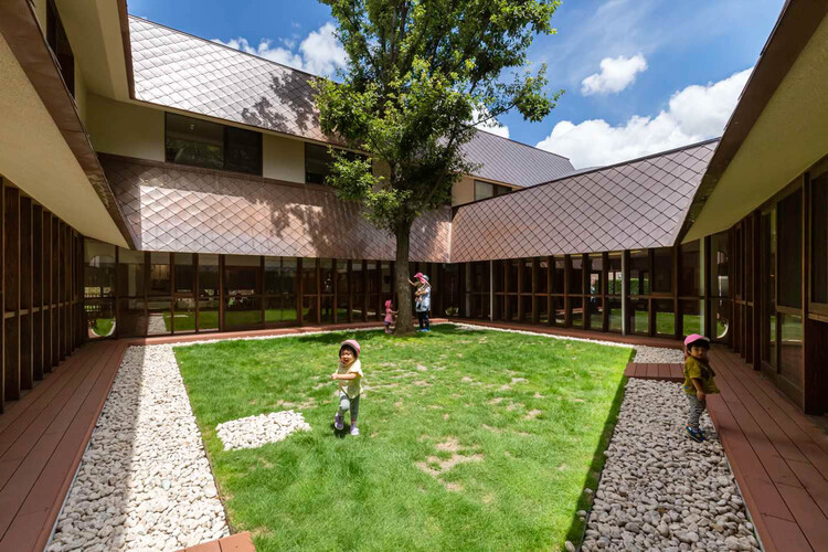 SLP Center Arc Питомник / HIBINOSEKKEI + FUKUSHIKEN - Экстерьерная фотография, Фасад, Сад, Двор