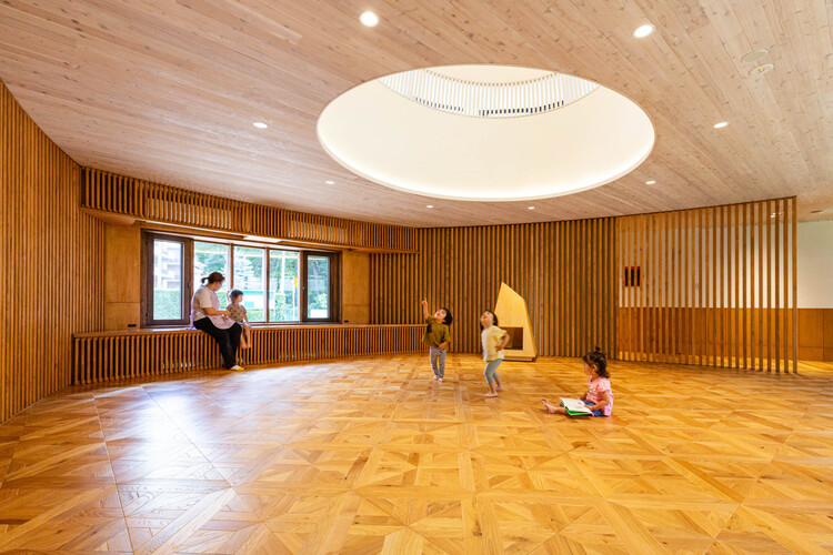 SLP Center Arc Питомник / HIBINOSEKKEI + FUKUSHIKEN - Интерьерная фотография