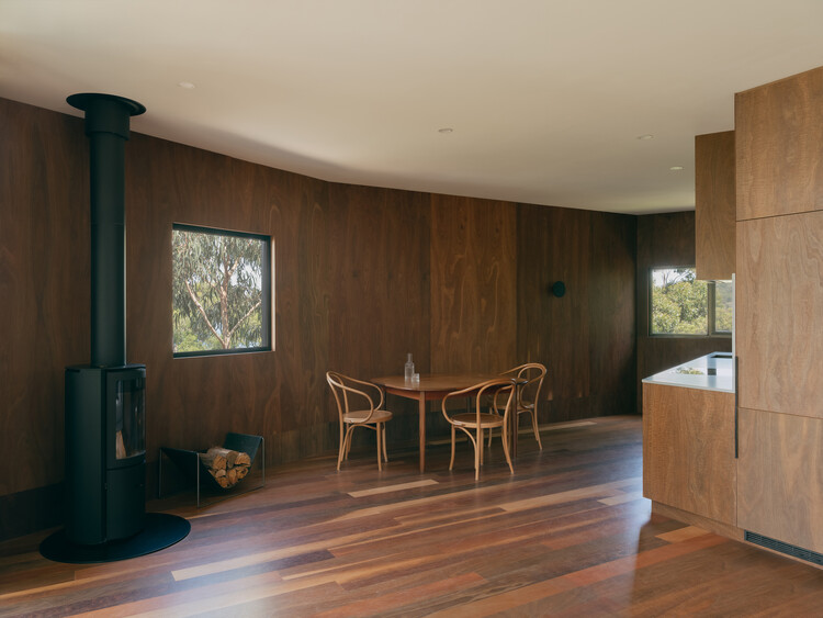 AO.30 Kennett River House / MGAO - Интерьерная фотография, Стол, Стул