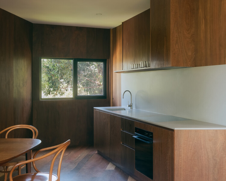 AO.30 Kennett River House / MGAO - Интерьерная фотография, Кухня, Столешница, Раковина, Окна, Стол, Стул
