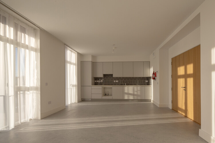 Dominick Hall Housing / Carr Cotter & Naessens + Denis Byrne Architects - внутренняя фотография, кухня, дверь, окна