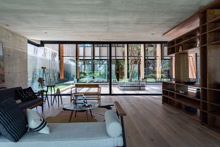 Casa Patios / Ricardo Yslas Gámez Arquitectos - Интерьерная фотография, стул, балка, окна