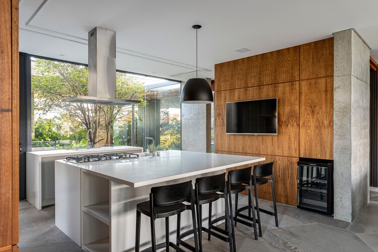Jardins House / Stemmer Rodrigues Arquitetura - Интерьерная фотография, Кухня, Стол, Столешница, Стул, Окна, Балка