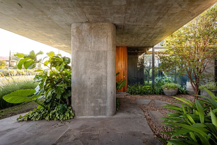 Jardins House / Stemmer Rodrigues Arquitetura - Экстерьерная фотография, Колонна, Сад, Балка
